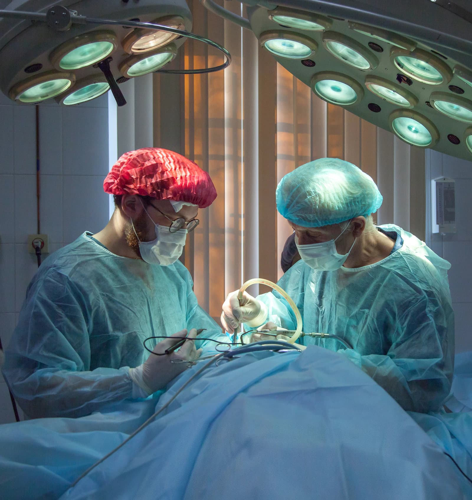Neuroloog bekijkt MRI-scan van hersenen op een werkstation in een geheugenkliniek